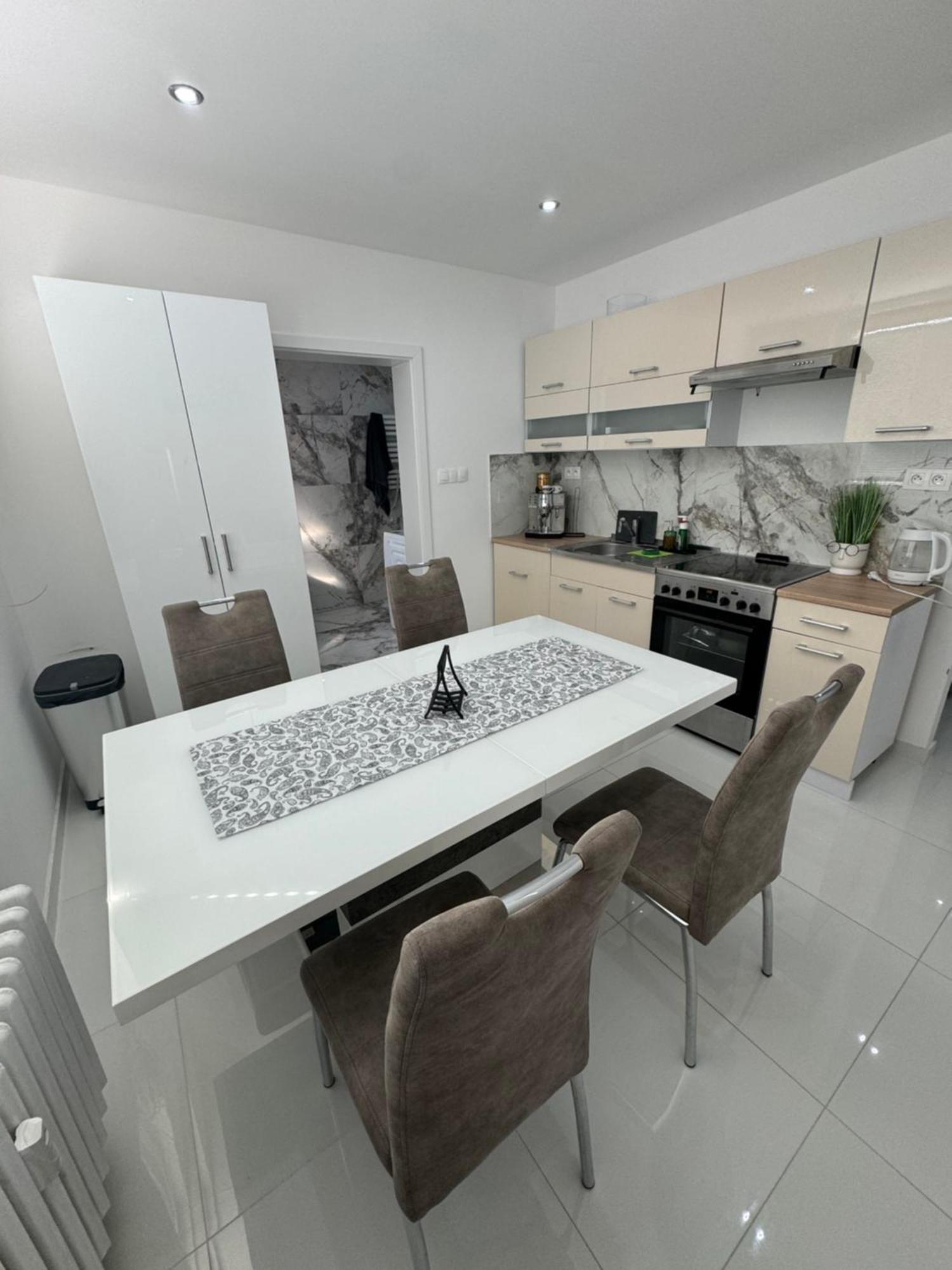 Peti Apartman Centrum Galanta Esterno foto